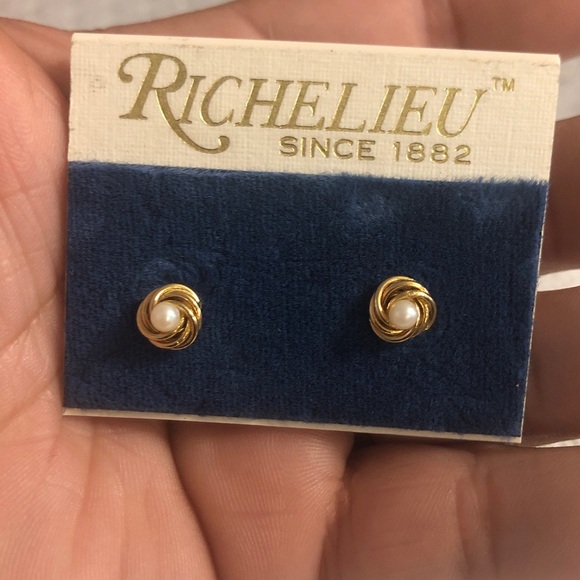 Gold and Pearl Jewelry Set - Picture 5 of 7